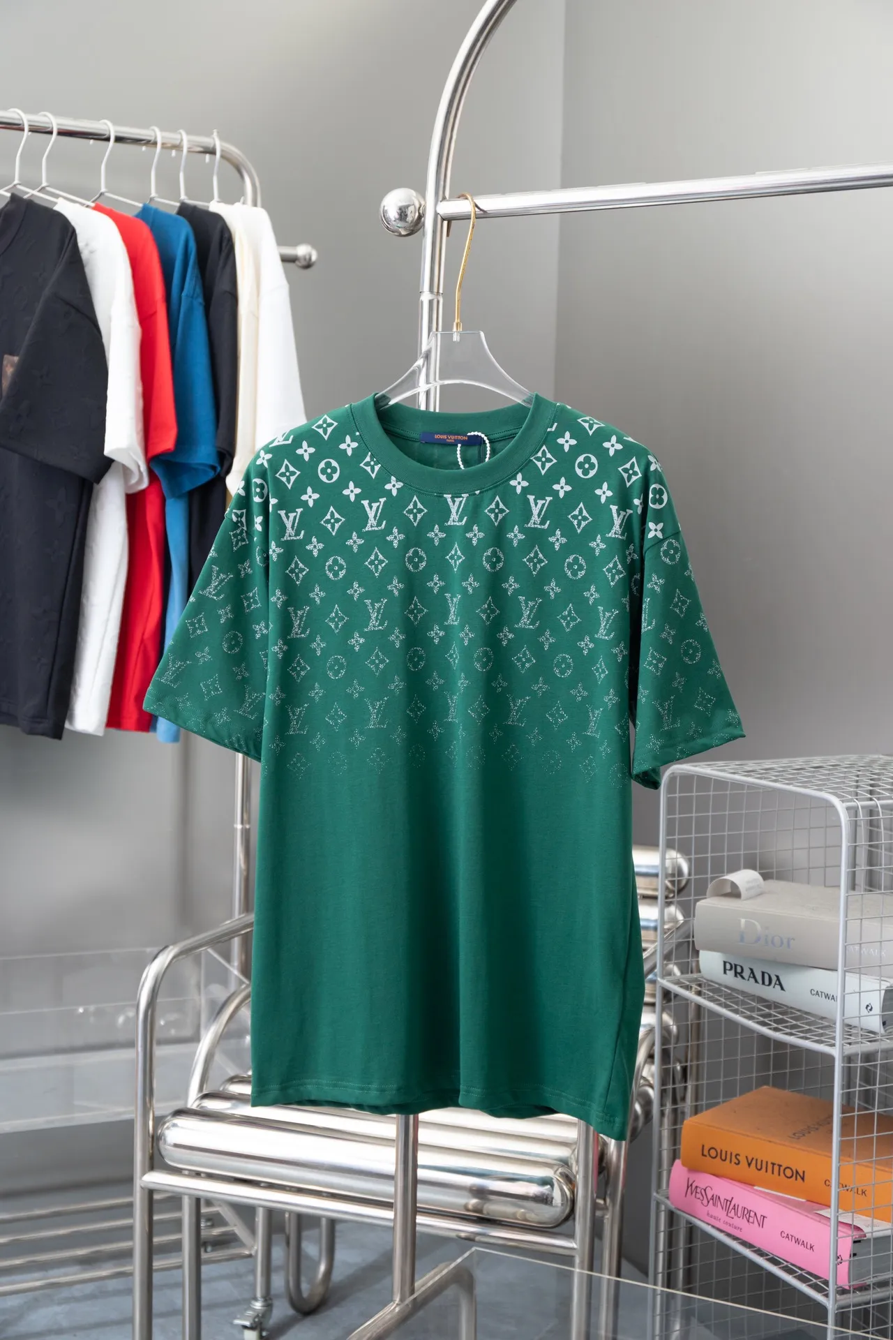 🅿️180 High-quality Lv 2025 early spring new model, MONOGRAM presbyopic gradient short-sleeved T-shirt, using digital printing technology to render pixel light and shadow for the Monogram gradient pattern, and its silk-screen texture and knitting effect complement each other. Synchronized with the official website, pure cotton fabrics at the counter! Comfortable against the skin, durable and easy to wear, meticulous original craftsmanship, custom-made 260g vat-dyed fabric, very comfortable to the touch, latest brick cabinet synchronization, OS off-shoulder version, fashionable and individual, super versatile and good-looking, very suitable for both men and women, must-have style, hang tag, collar label, washed wheat, complete with three labels S M L XL